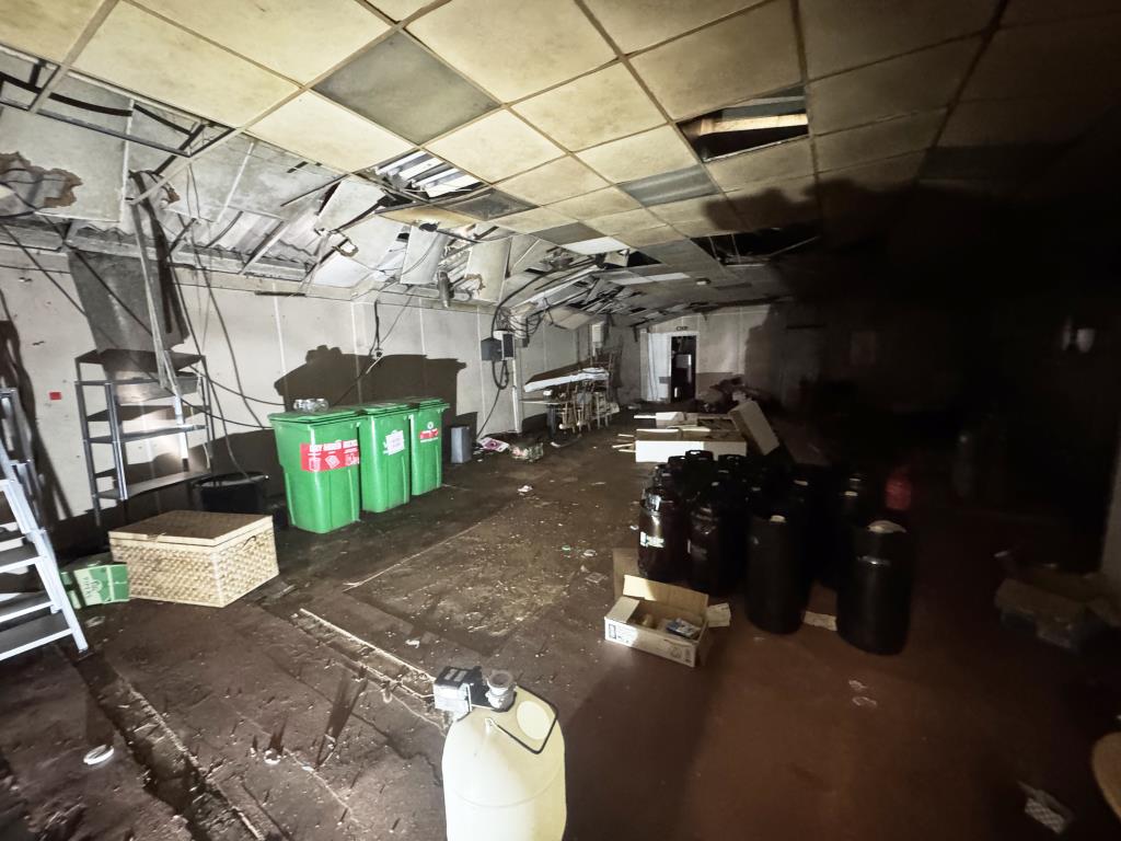 Lot: 104 - PART LET TOWN CENTRE COMMERCIAL INVESTMENT WITH POTENTIAL - Ground floor storage